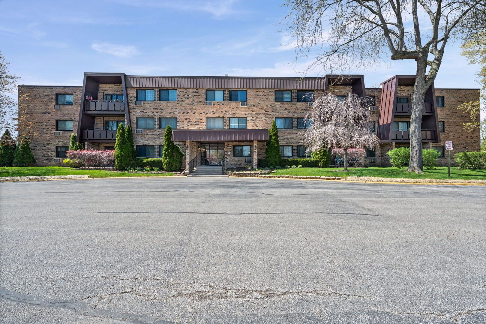 1205 E Hintz Road #209 — Arlington Heights, IL 60004