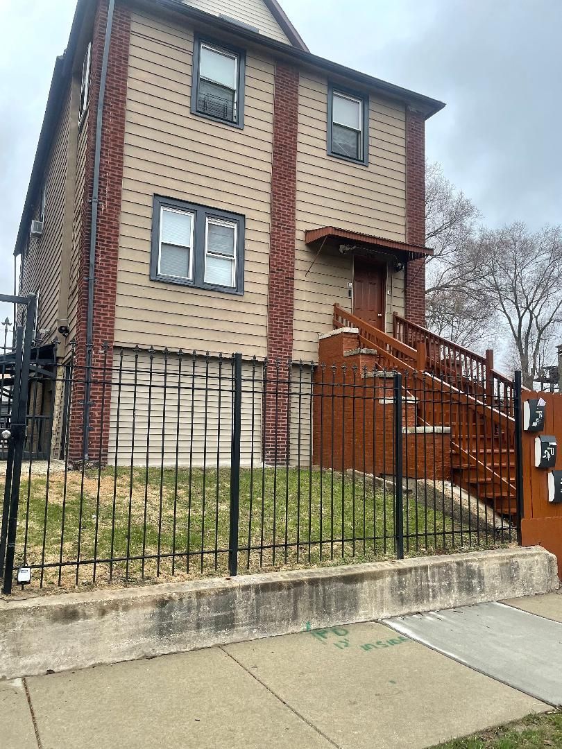 5918 S Calumet Avenue #1 — Chicago, IL 60637
