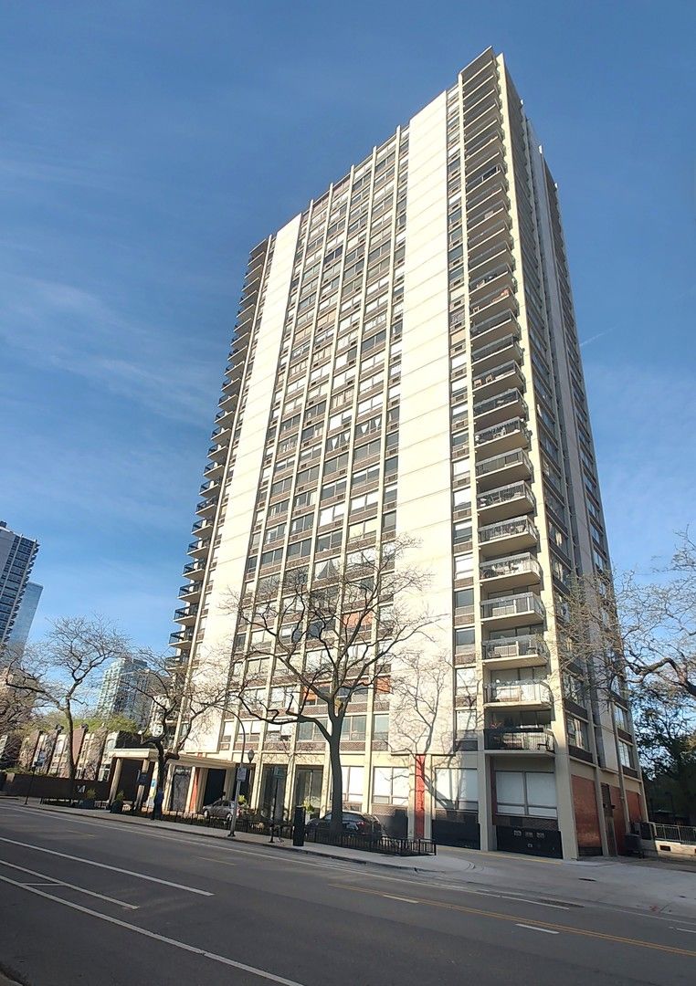1355 Sandburg Terrace, Chicago, IL 60610