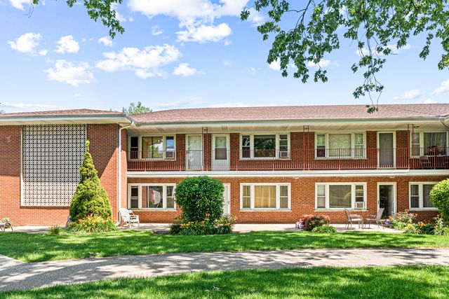 1113 Holiday Lane #9 — Des Plaines, IL 60016