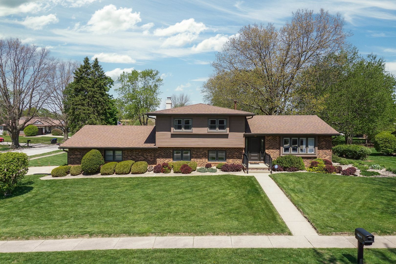 2502 Yorktown Drive — Bloomington, IL 61704