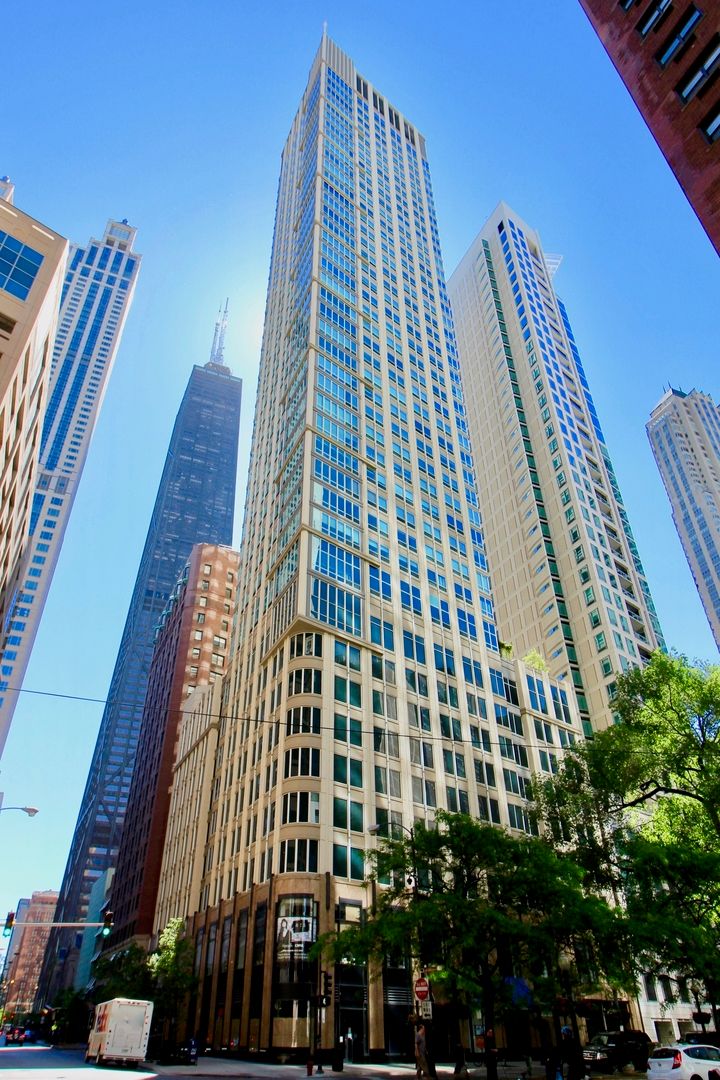 57 Delaware Place, Chicago, IL 60611