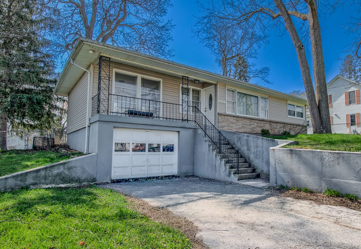 4113 Crystal Lake Road, McHenry, IL 60050