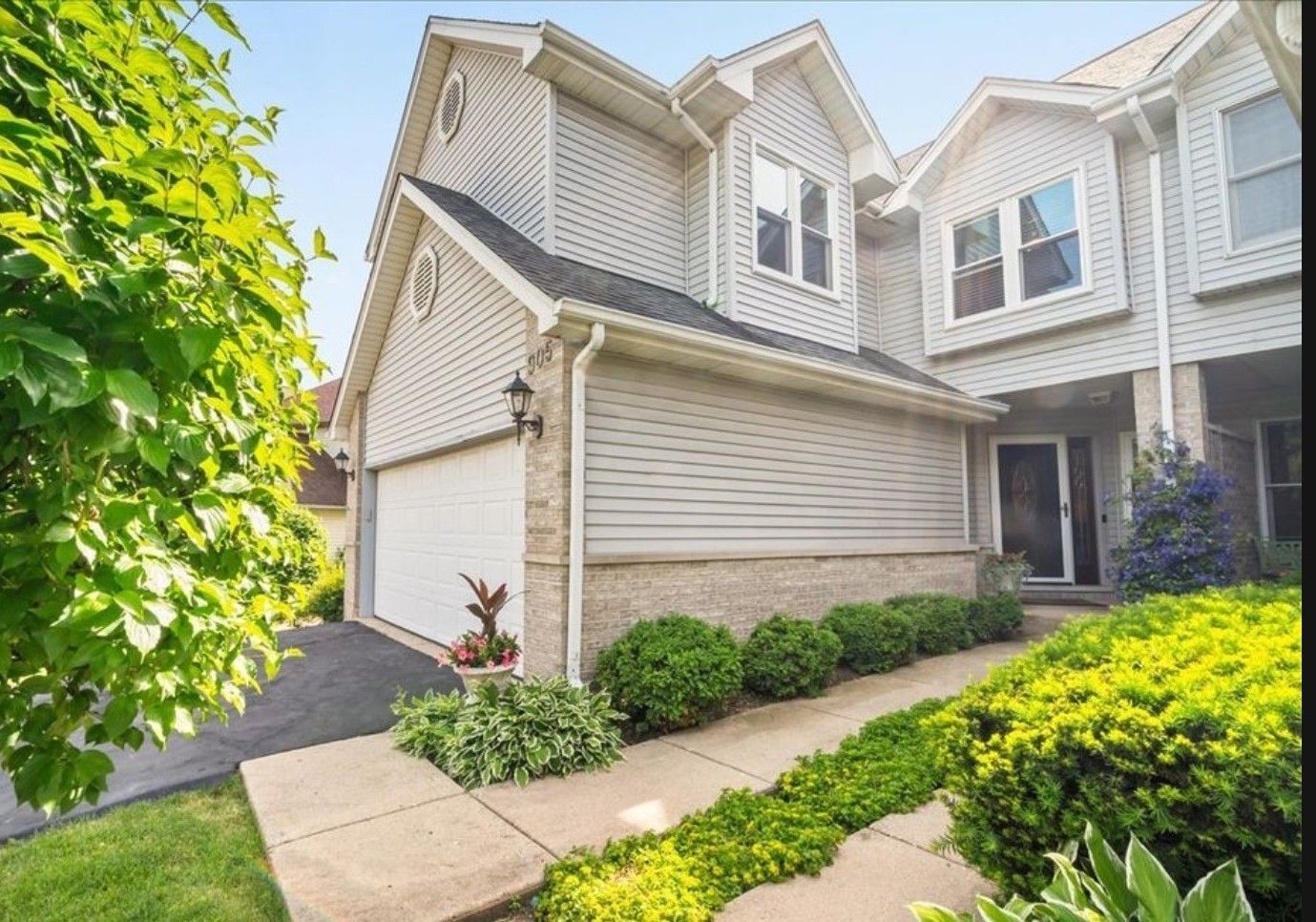 905 Thornwood Court — St. Charles, IL 60174