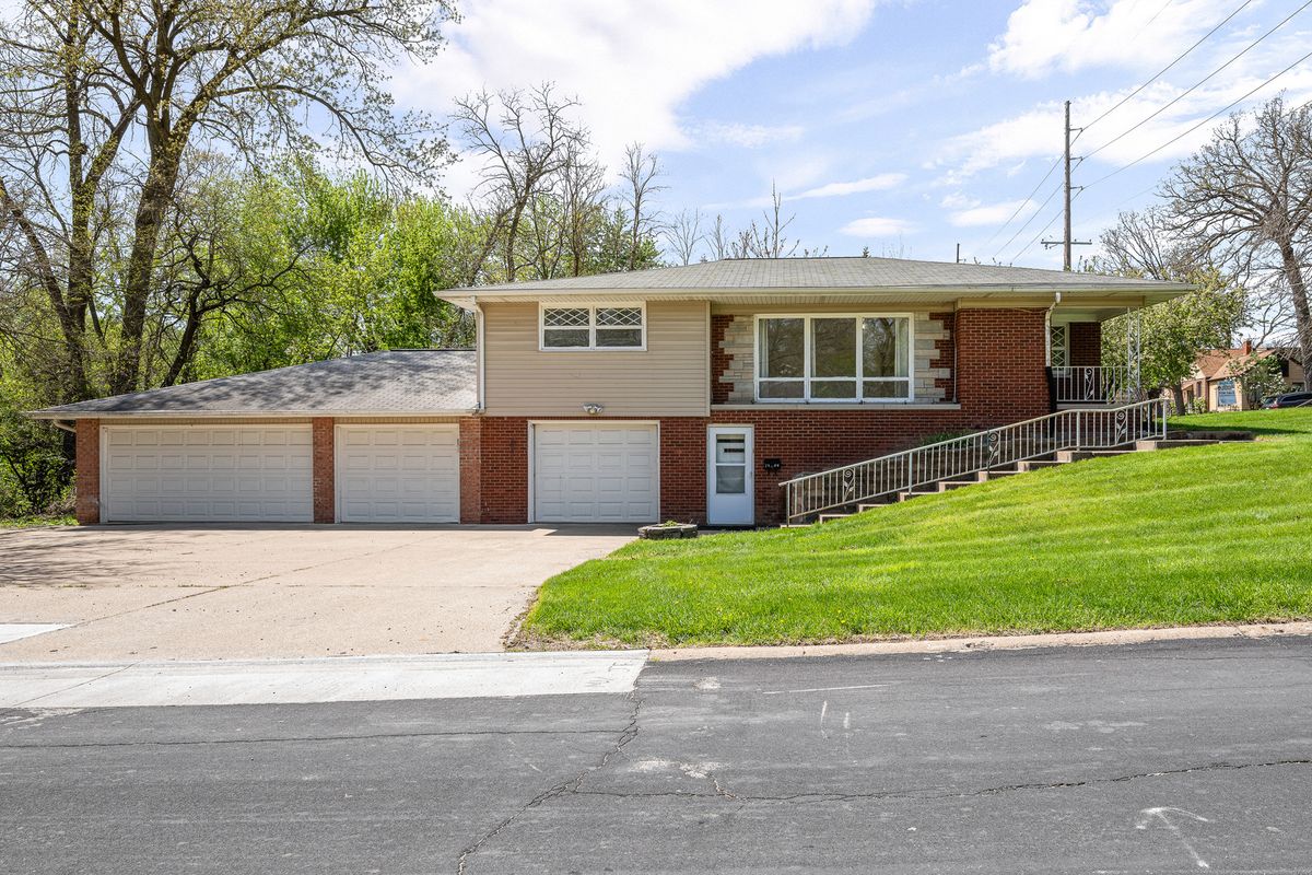 2400 27th Street, Rock Island, IL 61201