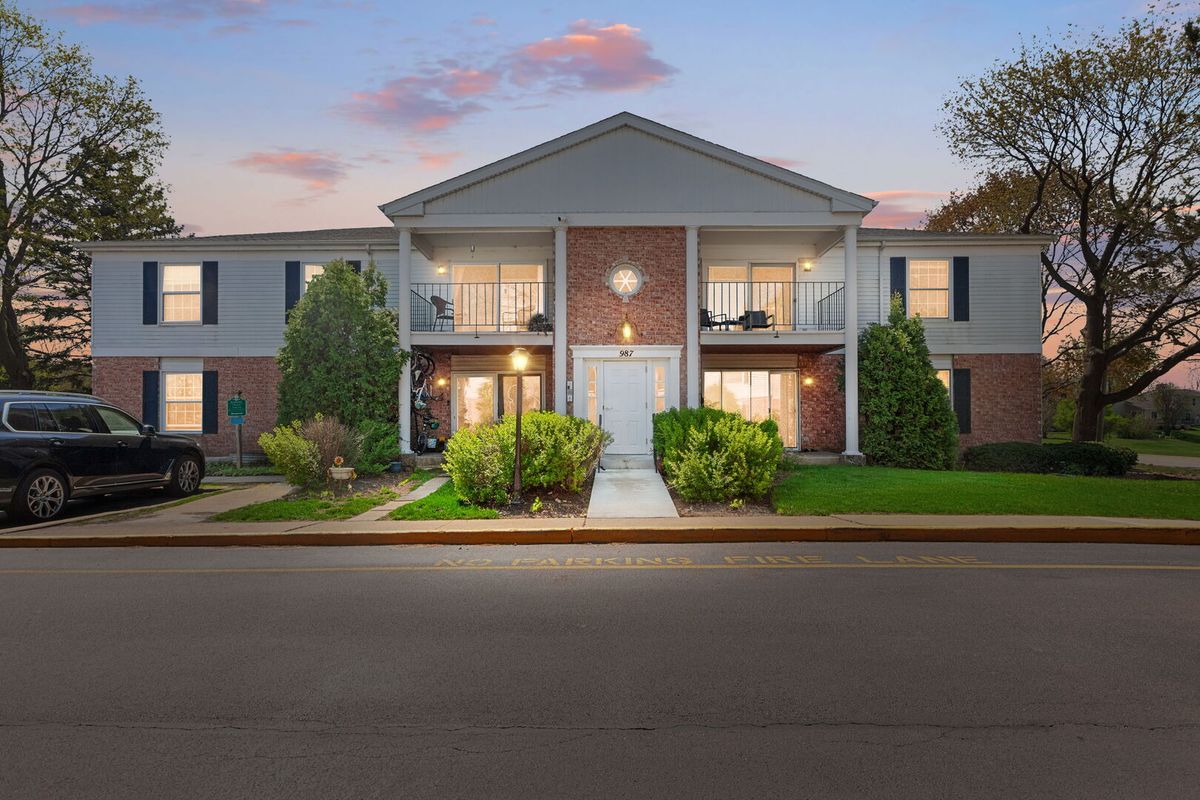 987 Golf Course Road, Crystal Lake, IL 60014