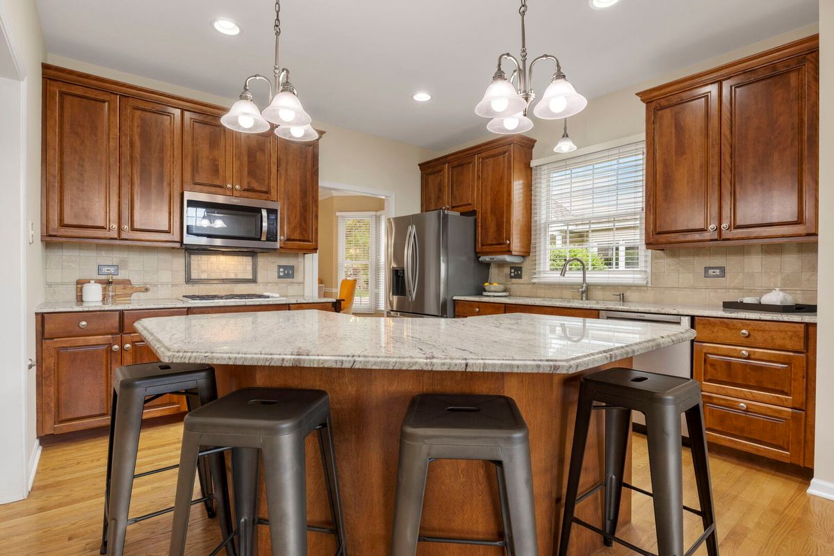 1N165 Mission Court, Winfield, IL 60190