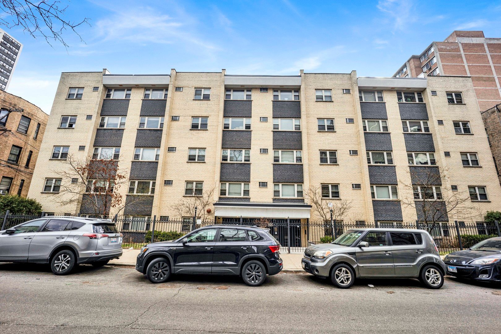 3161 N Cambridge Avenue #215 — Chicago, IL 60657