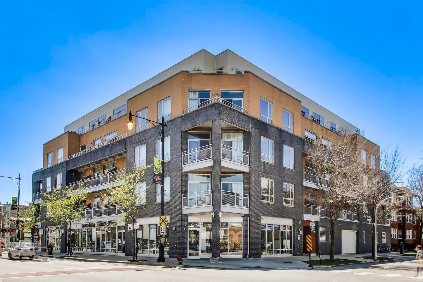 3201 W Leland Avenue #212 — Chicago, IL 60625