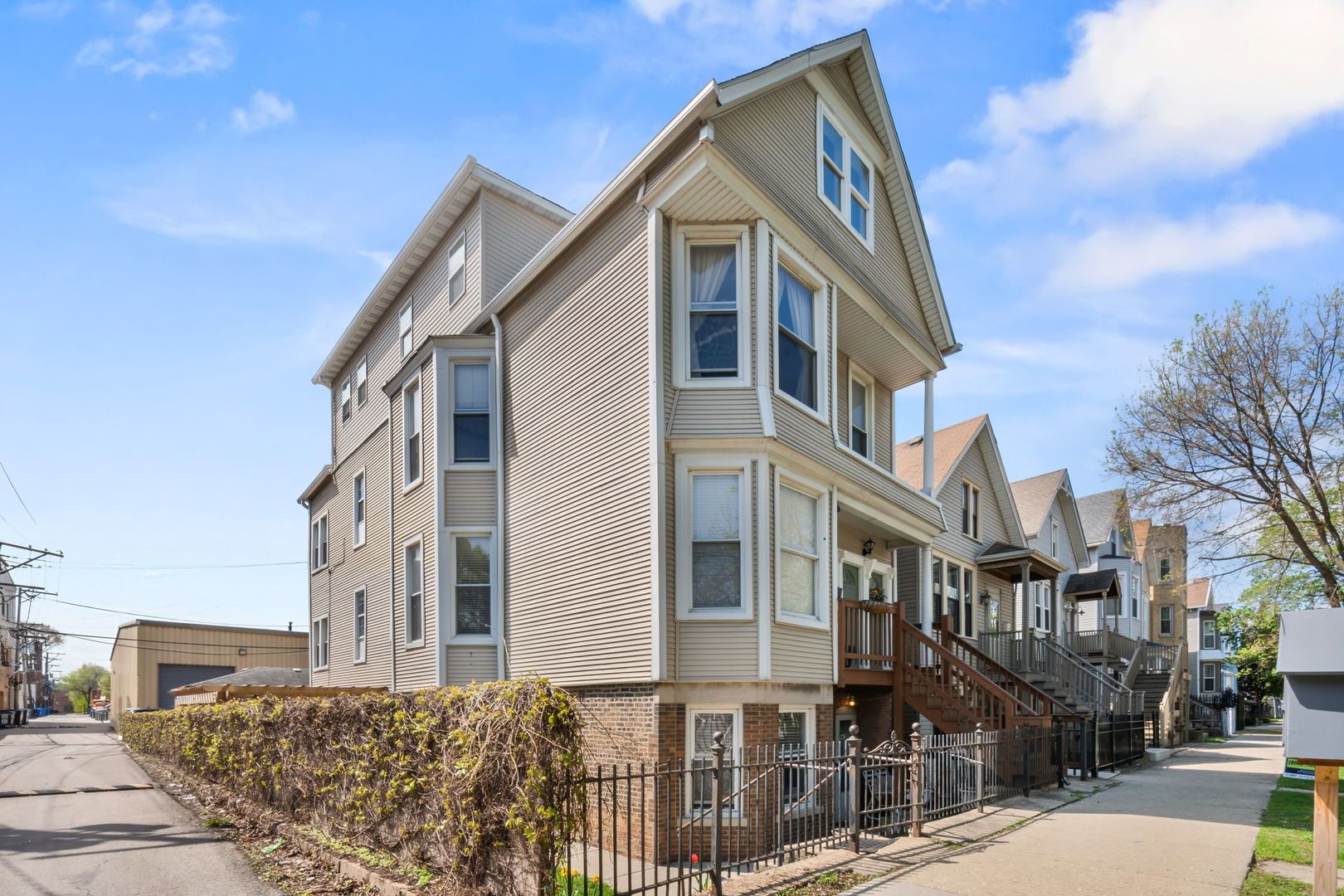 2317 W Barry Avenue — Chicago, IL 60618