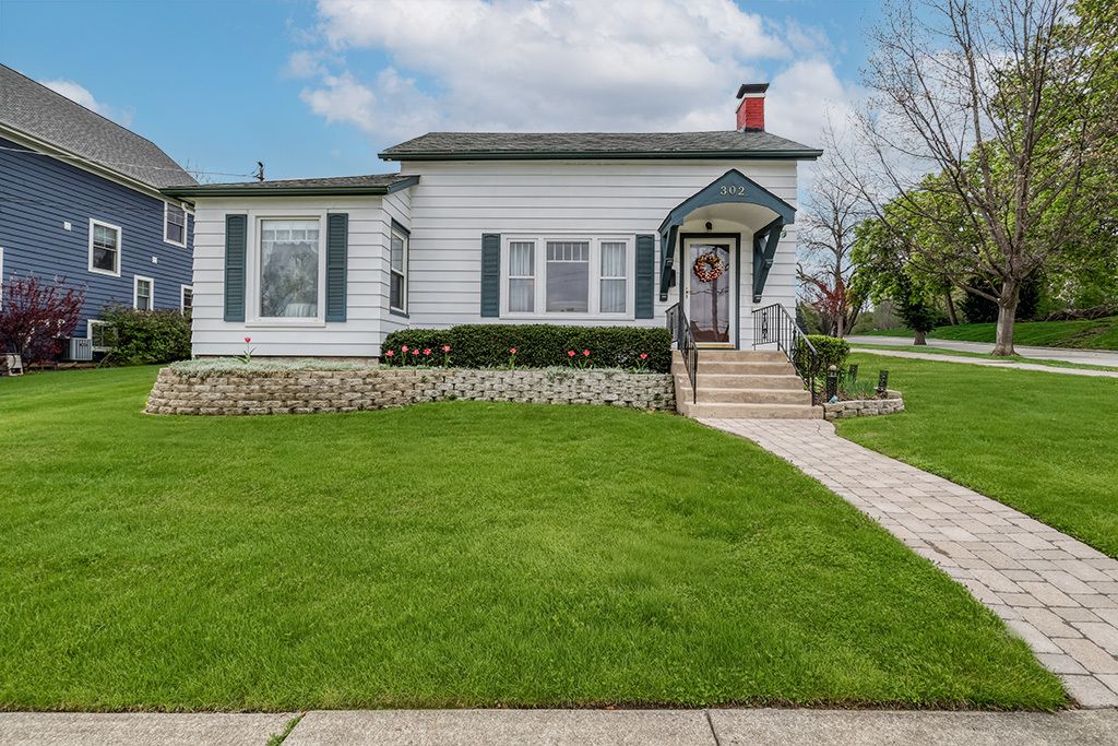 302 Division Street, Lemont, IL 60439