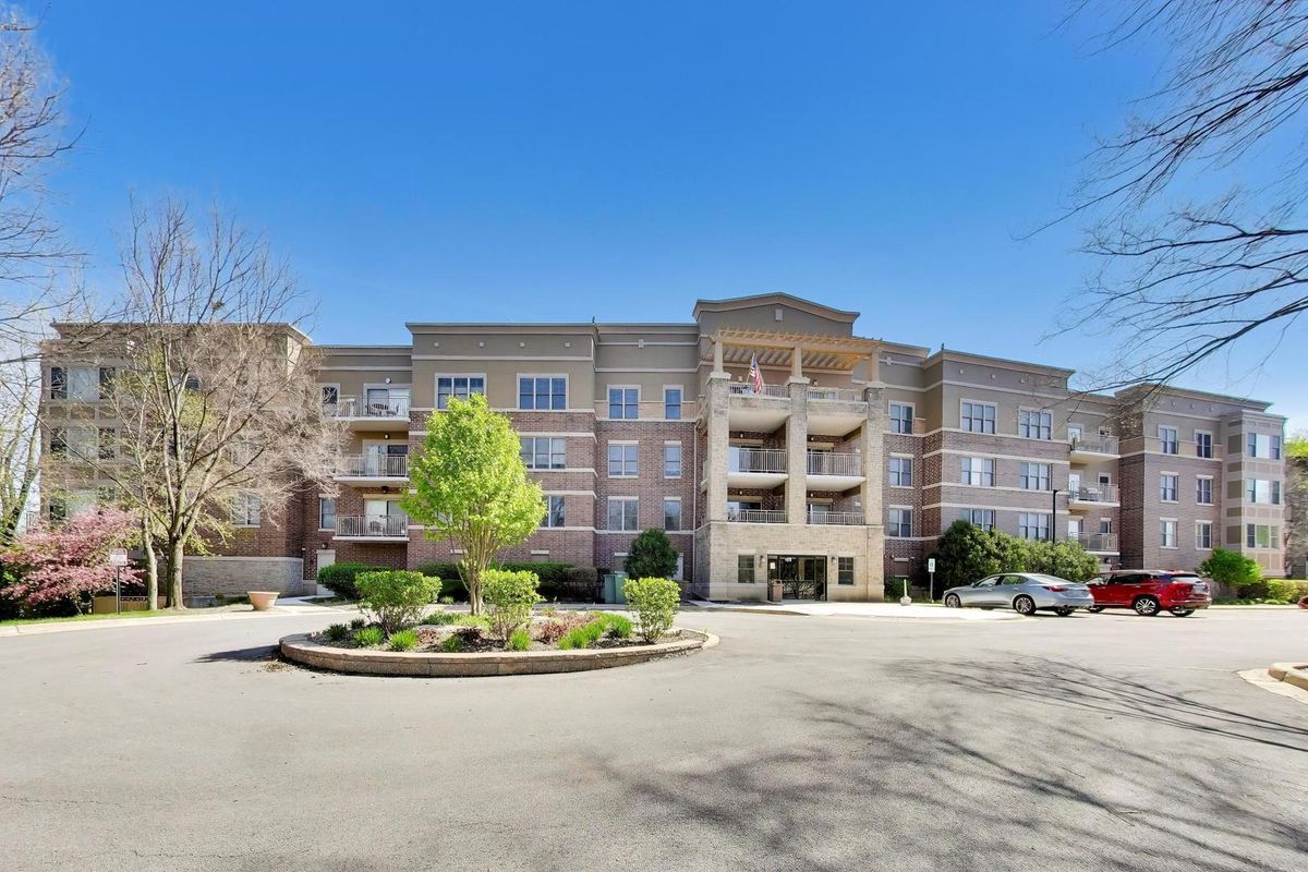 105 Lakeview Drive #307, Bloomingdale, IL 60108