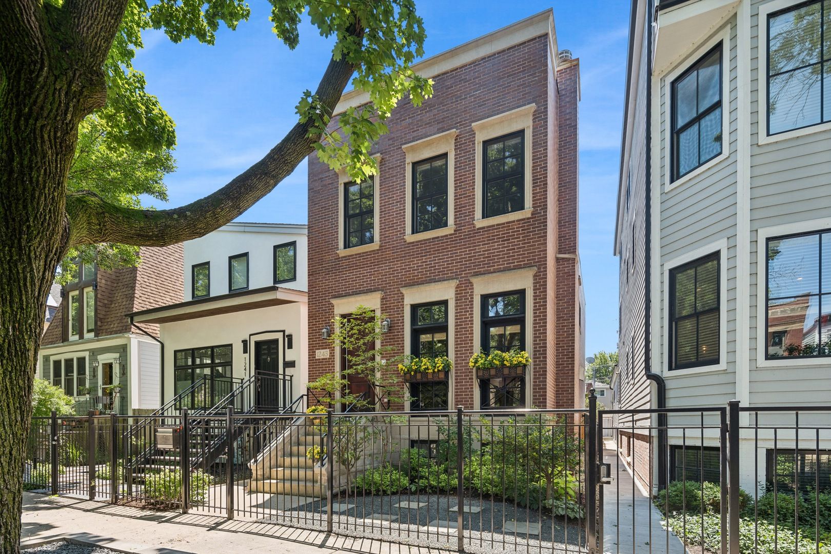 1243 W Nelson Street — Chicago, IL 60657