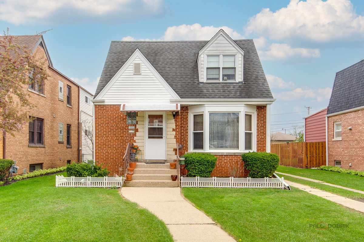 7523 CLEVELAND Street, Niles, IL 60714