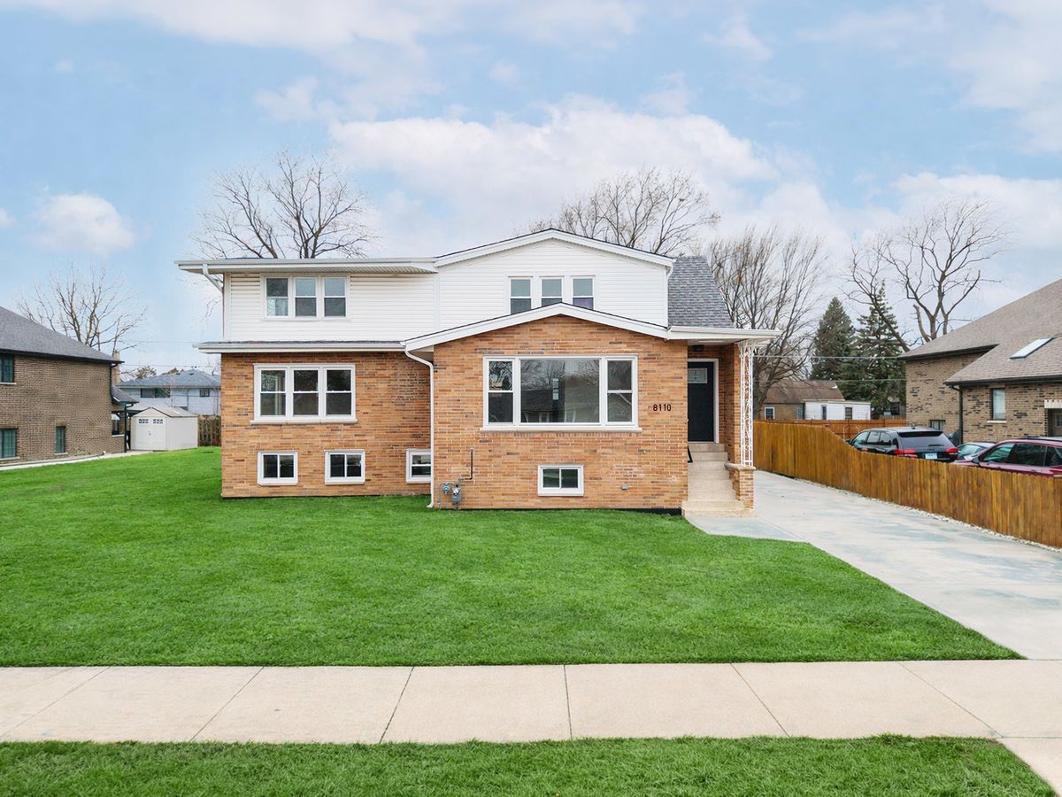 8110 Lockwood Avenue, Burbank, IL 60459