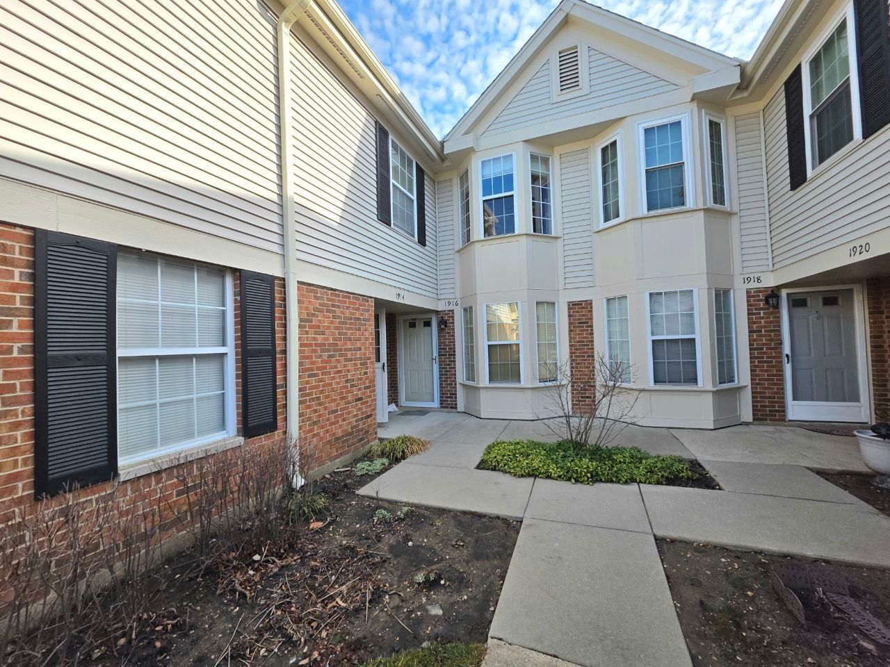 1914 Quaker Hollow Lane — Streamwood, IL 60107