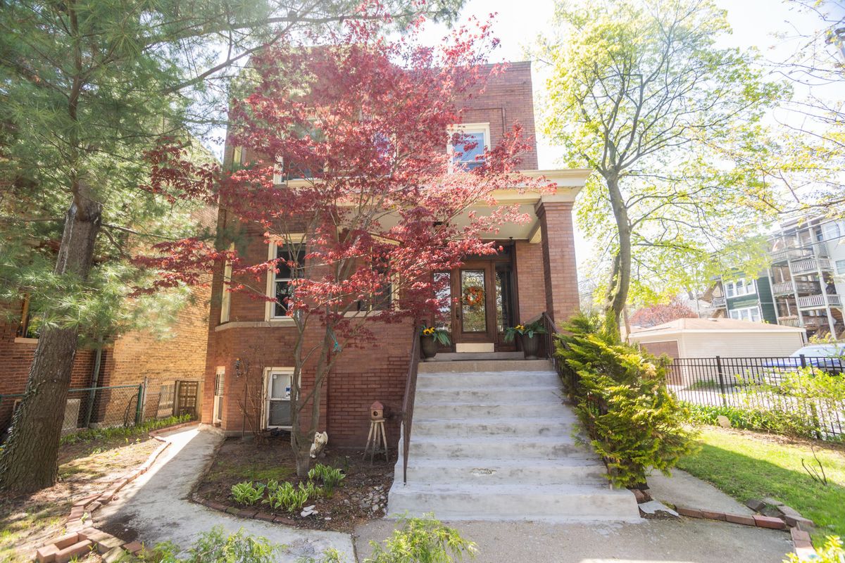 2037 Estes Avenue, Chicago, IL 60645