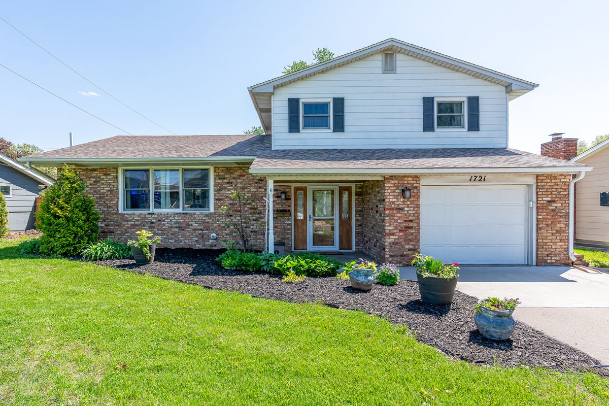 1721 Valley Vista Drive, Bettendorf, IA 52722