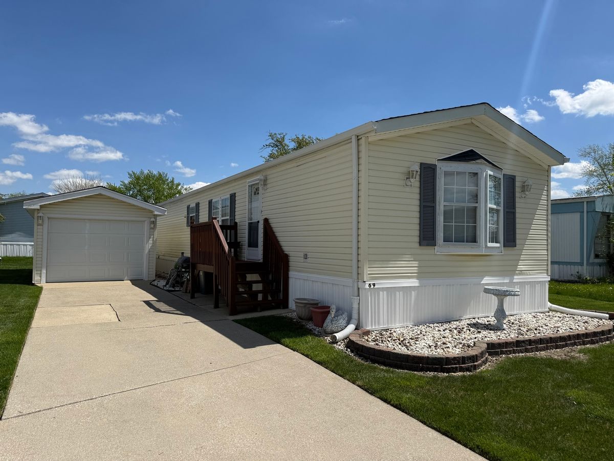 69 MEADOWLARK Lane, Beecher, IL 60401