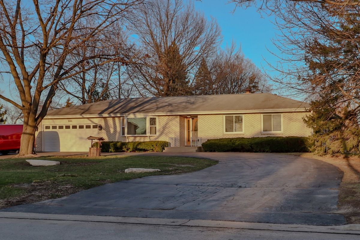 7N240 West End Road, Roselle, IL 60172