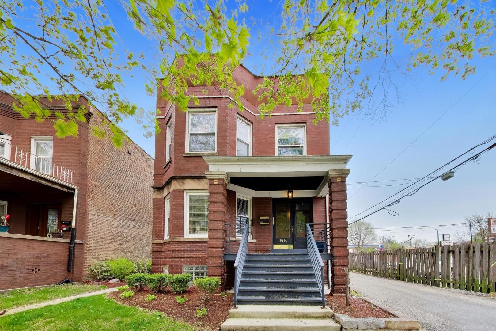 1614 W Thome Avenue — Chicago, IL 60660