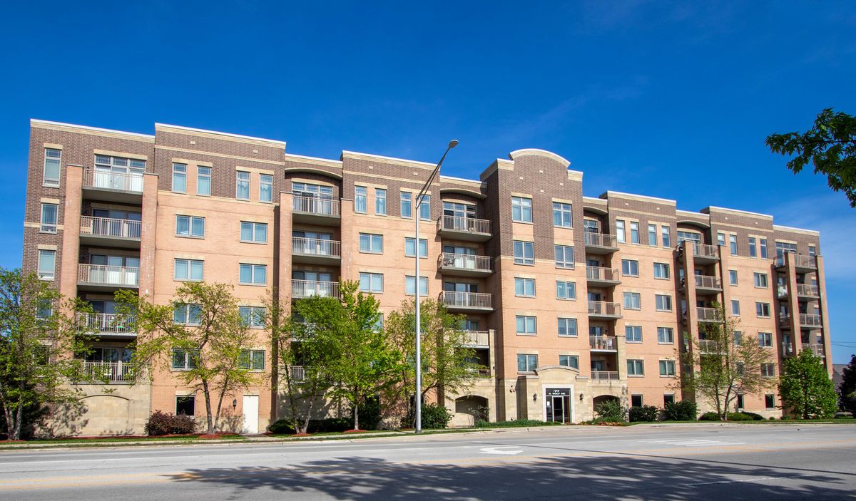 77 Wolf Road, Northlake, IL 60164