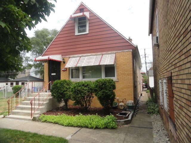 8021 S Coles Avenue — Chicago, IL 60617