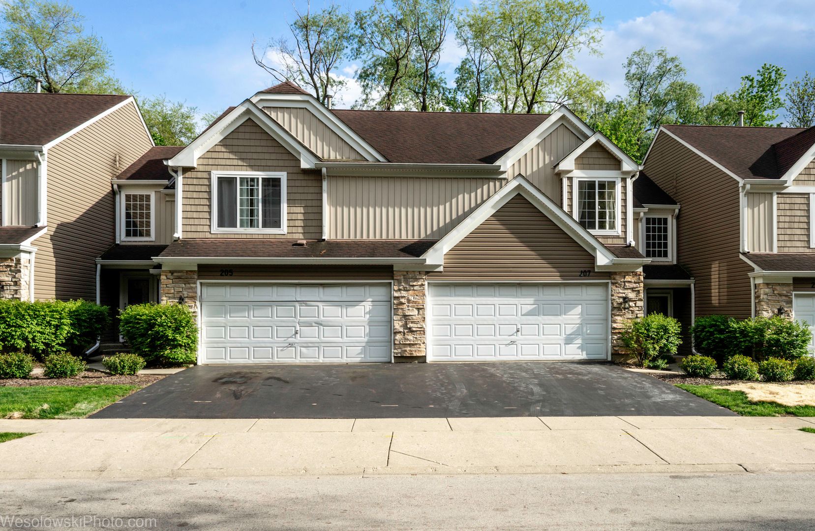 207 Locksley Drive — Streamwood, IL 60107