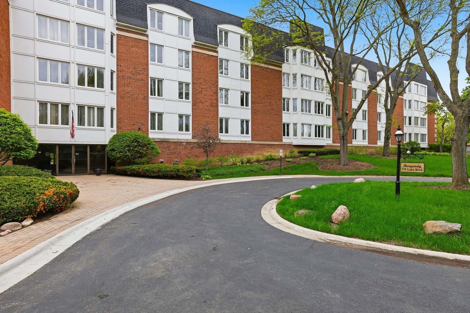 175 Lake Boulevard #302 — Buffalo Grove, IL 60089