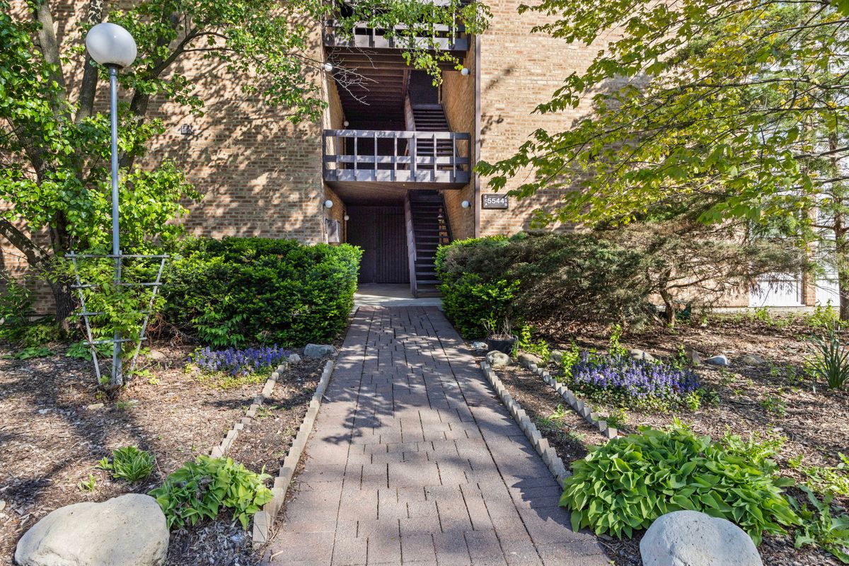 5544 E Lake Drive, Lisle, IL 60532