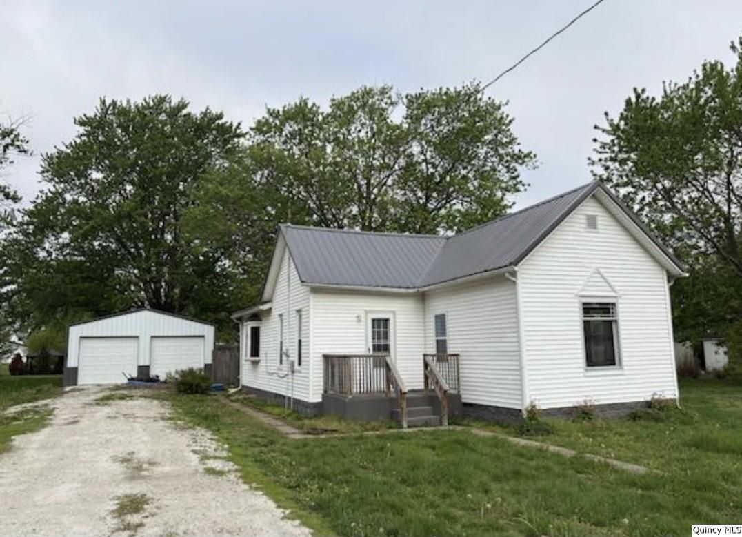 411 W 4th — Golden, IL 62339