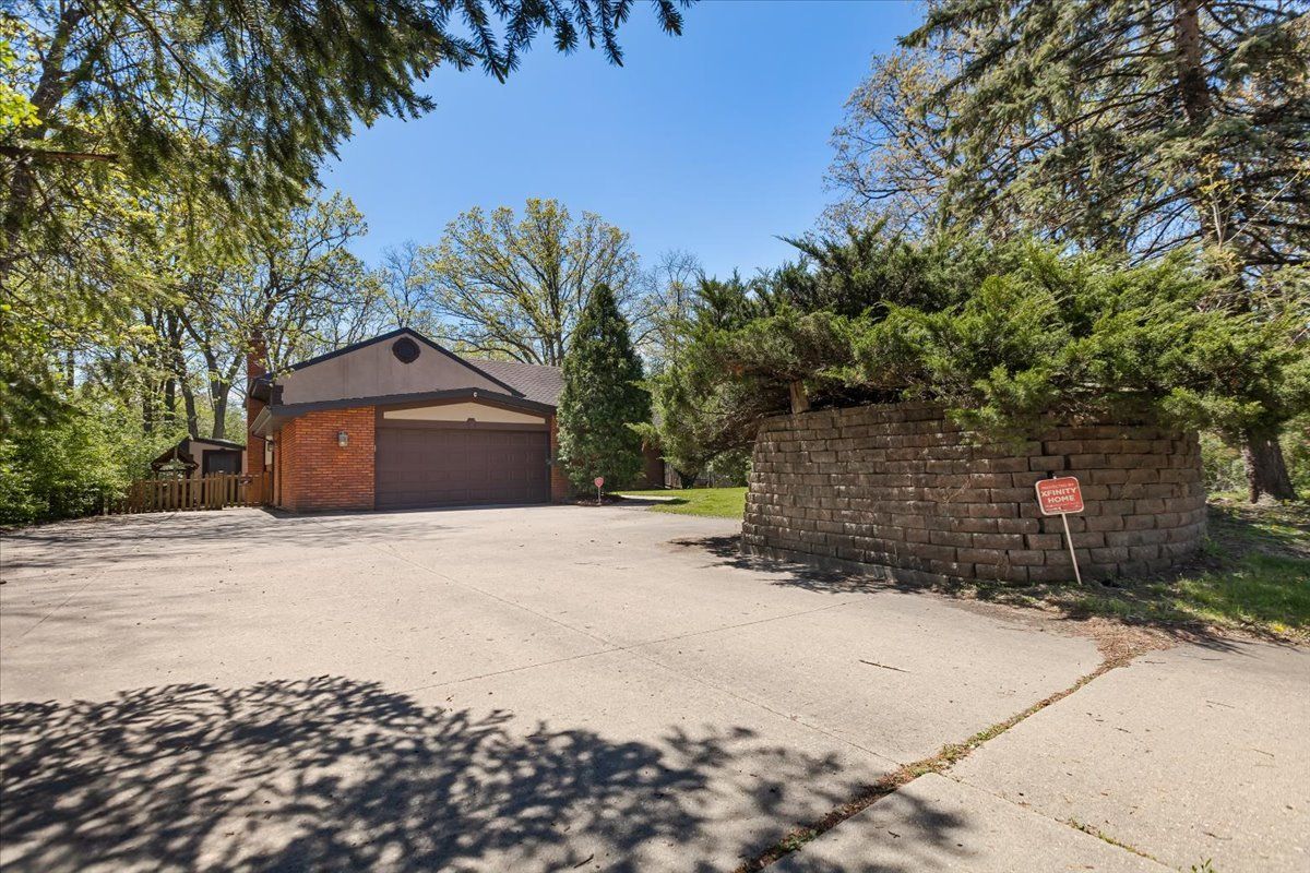 33 Half Day Road, Lincolnshire, IL 60069