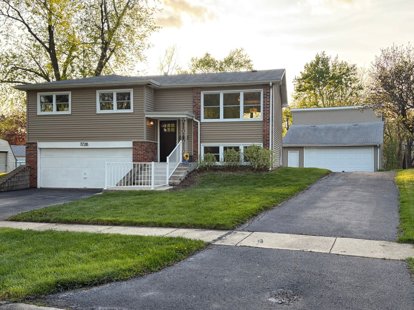 7728 Dalewood Parkway — Woodridge, IL 60517