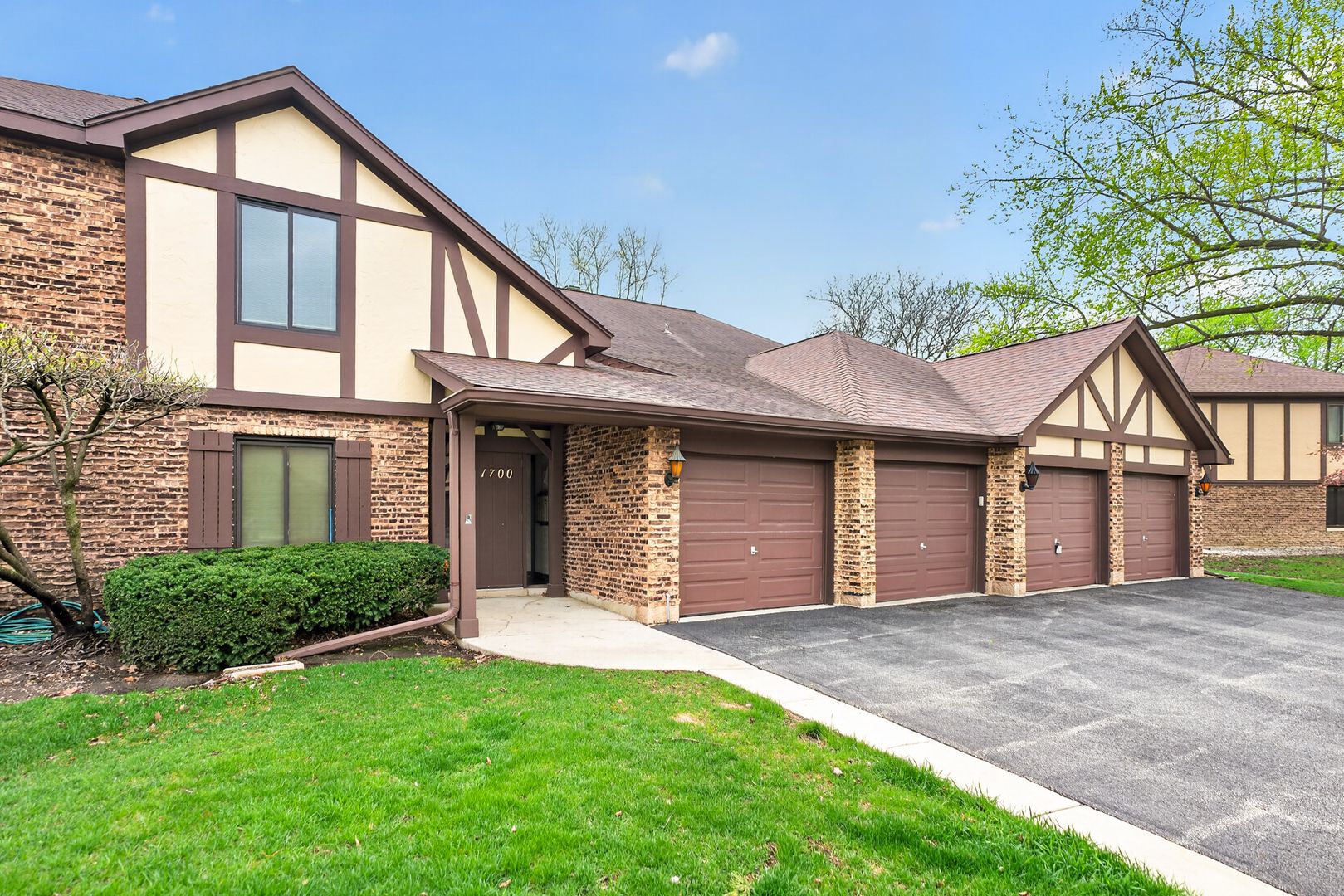 1700 Lakecliffe Drive — Wheaton, IL 60189