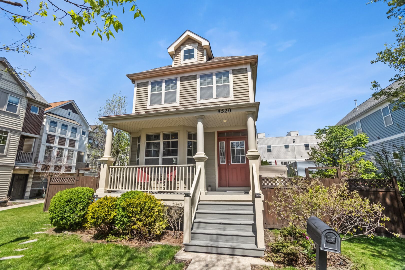 4520 W Larchmont Avenue — Chicago, IL 60641