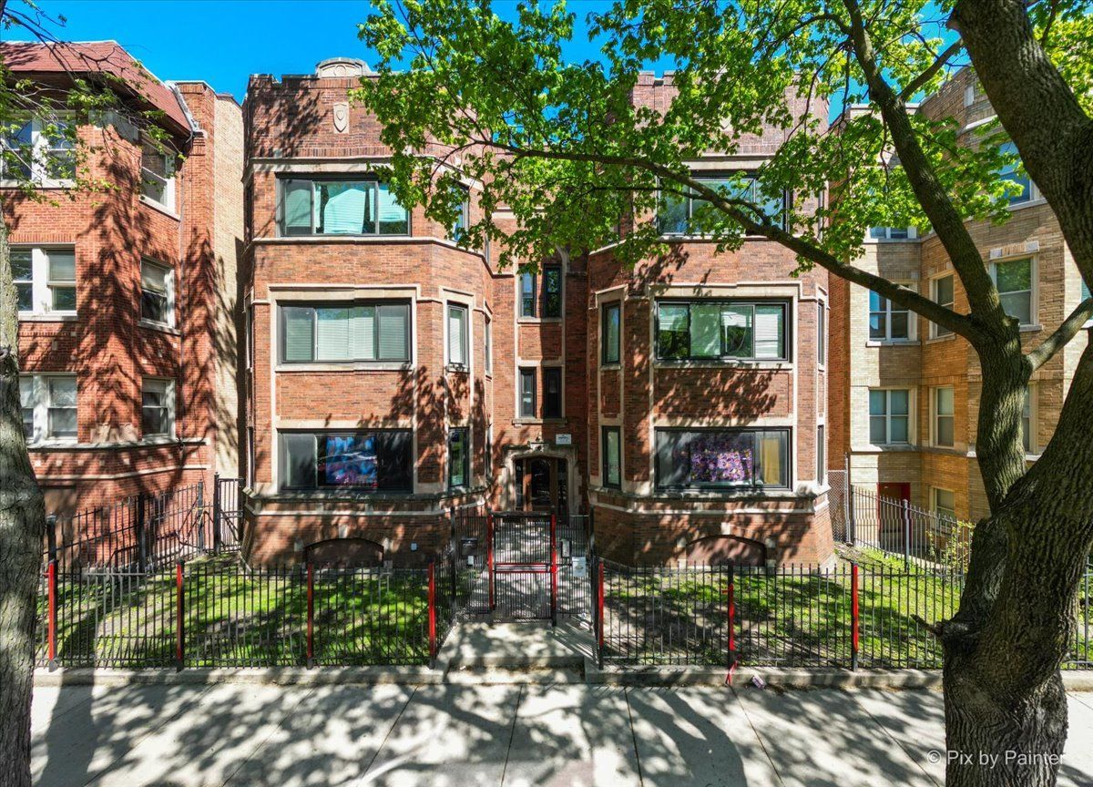 7611 S Essex Avenue — Chicago, IL 60649