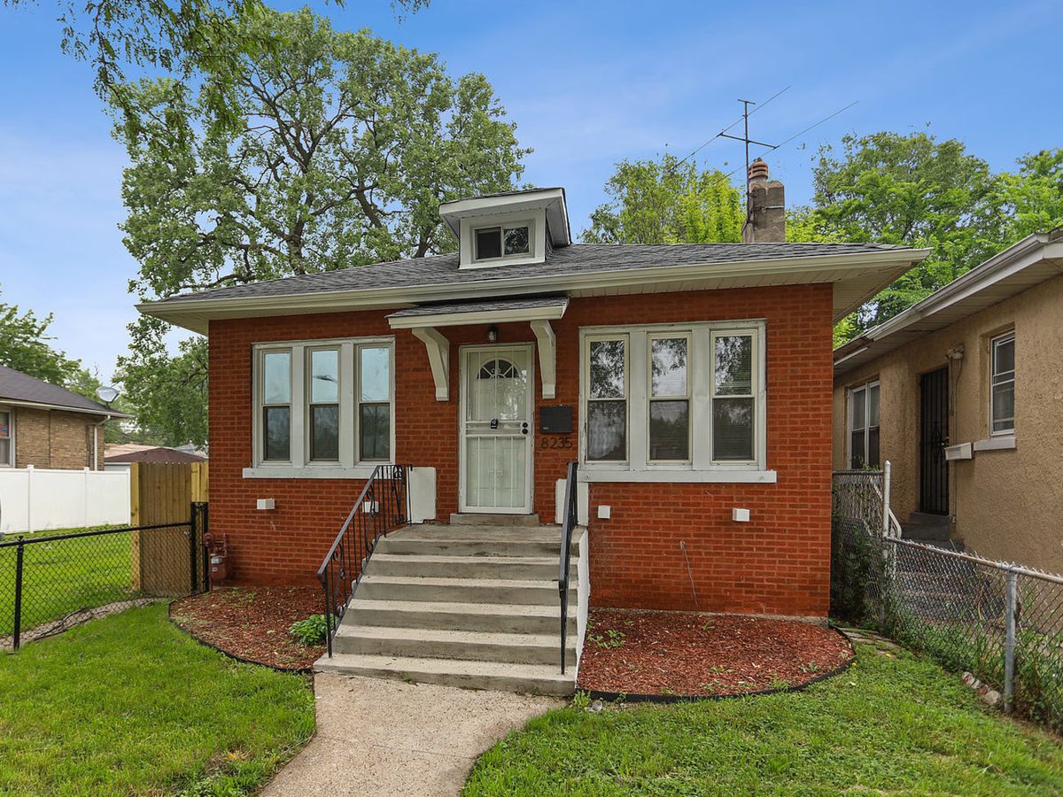 8235 Woodlawn Avenue, Chicago, IL 60619