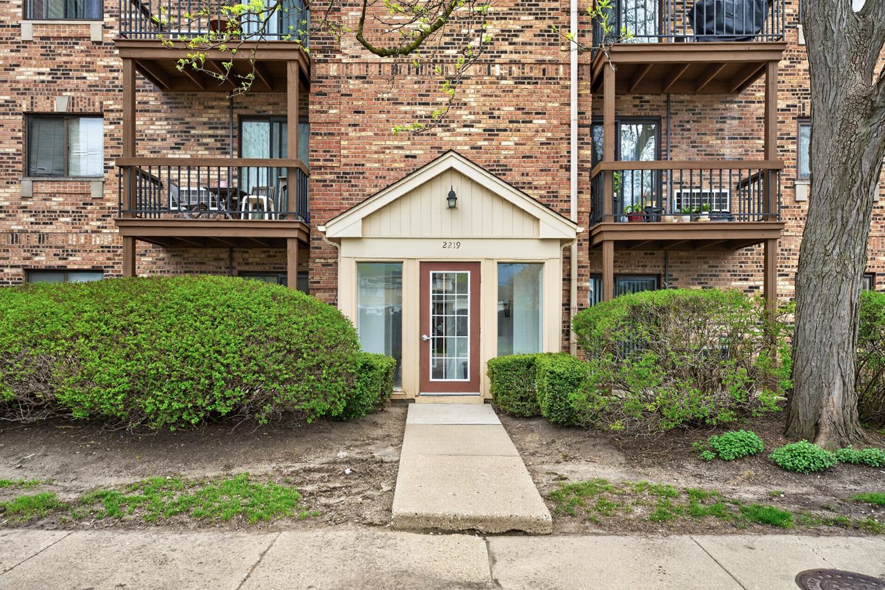 2219 NICHOLS Road #17A — Arlington Heights, IL 60004