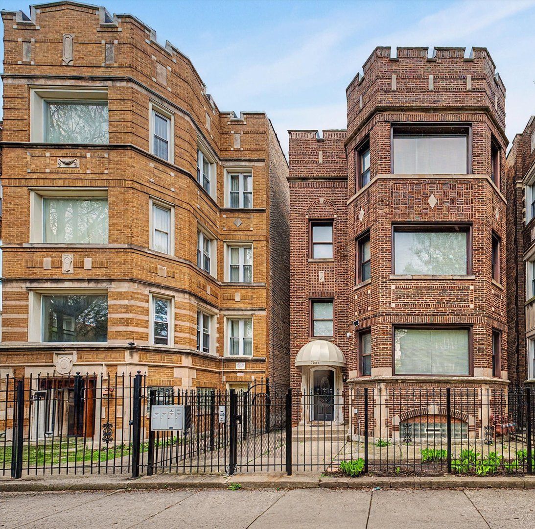 7641 S Phillips Avenue — Chicago, IL 60649