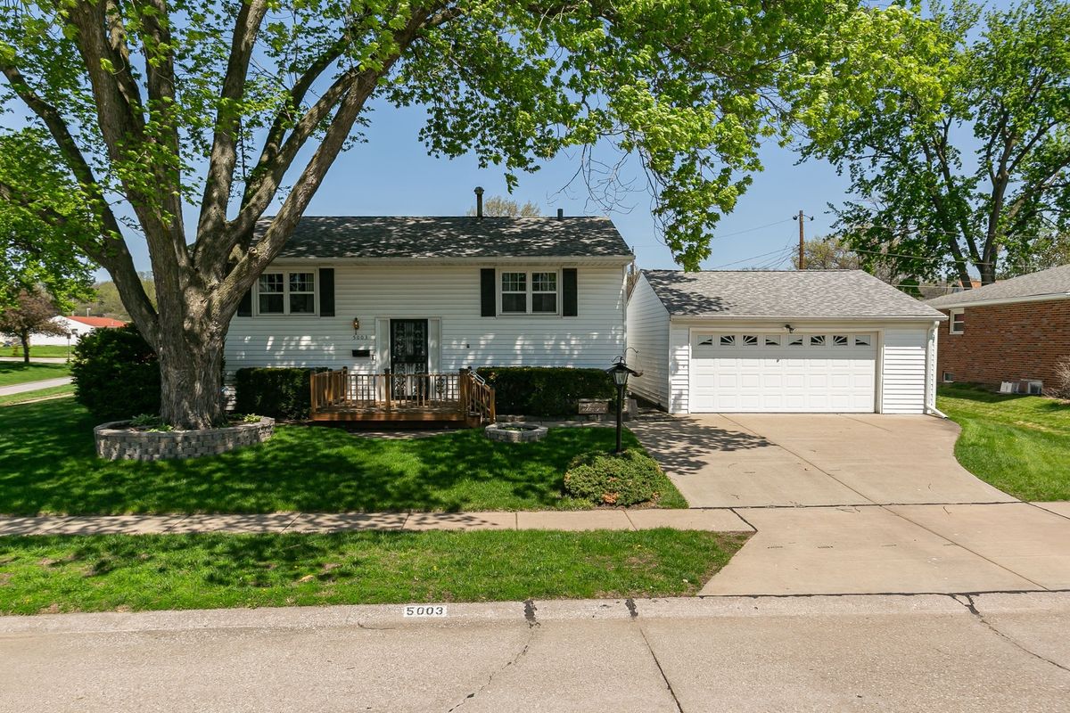 5003 45th Avenue Court, Moline, IL 61265