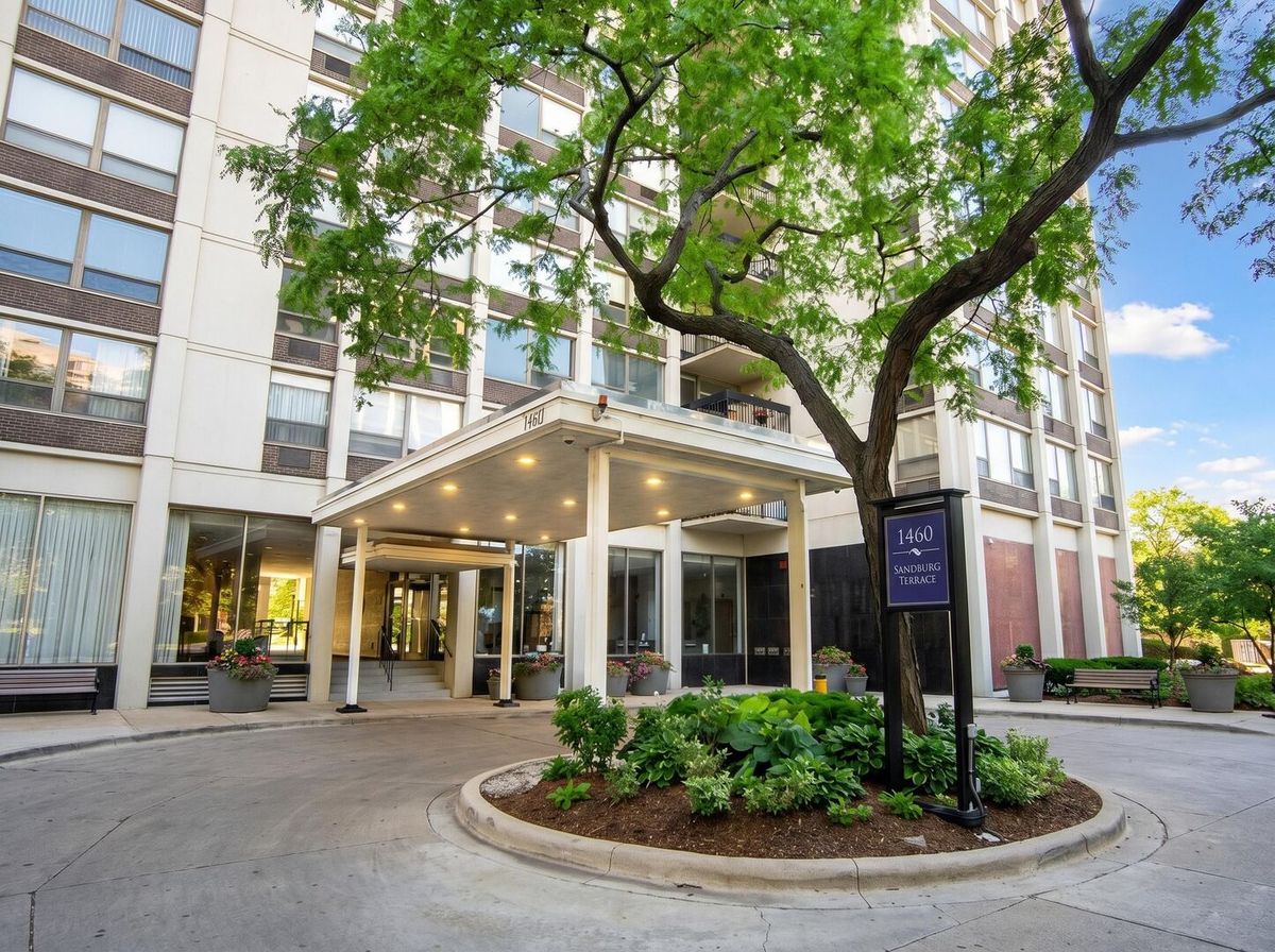 1460 Sandburg Terrace, Chicago, IL 60610