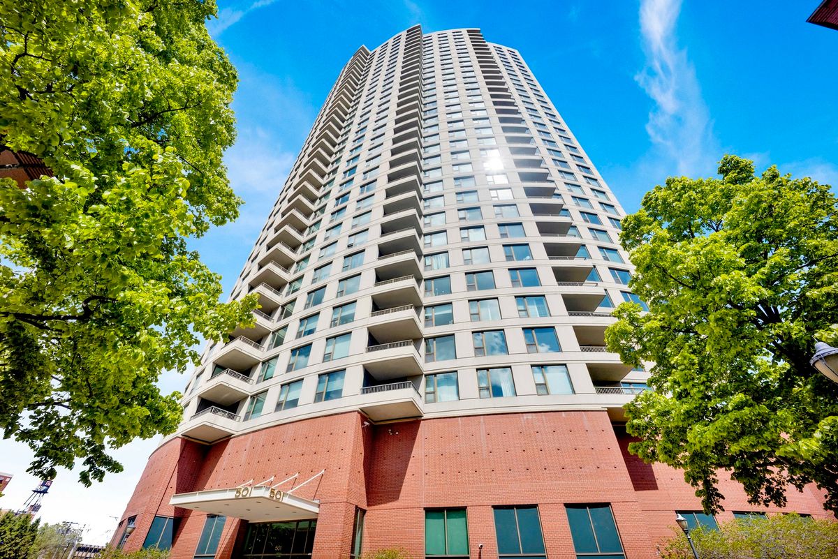 501 Clinton Street, Chicago, IL 60654