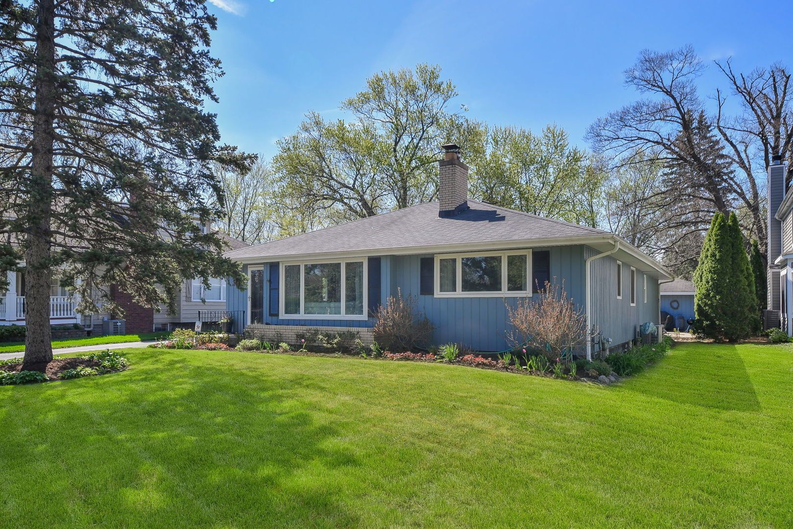 28W521 Warrenville Road — Warrenville, IL 60555