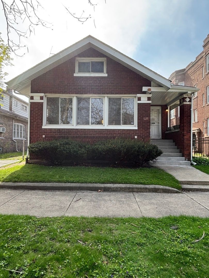 7518 S Ridgeland Avenue — Chicago, IL 60649