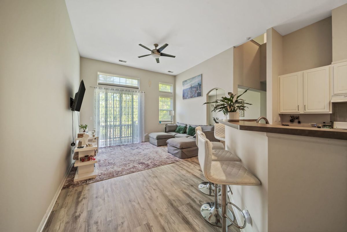 8132 Concord Lane #E, Justice, IL 60458