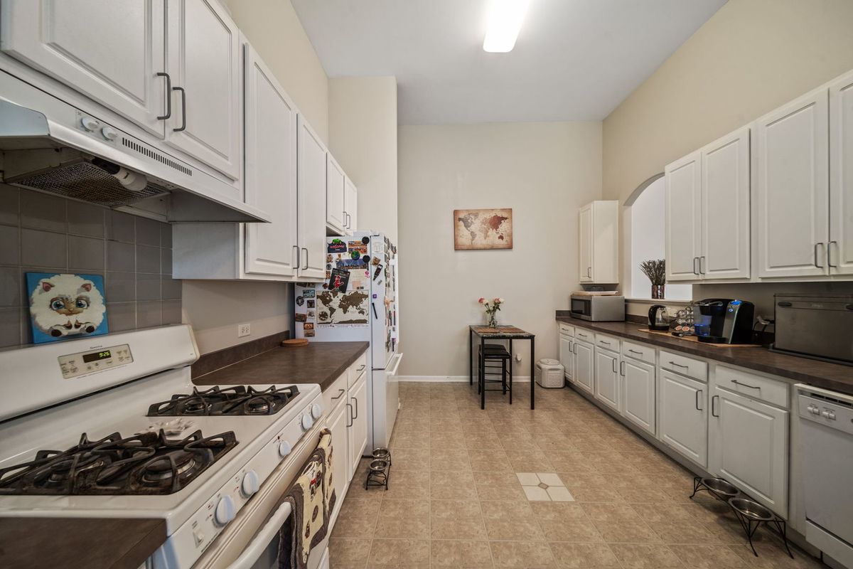 8132 Concord Lane #E, Justice, IL 60458