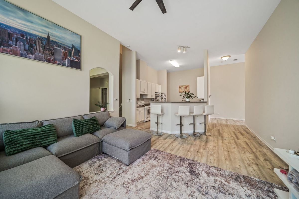 8132 Concord Lane #E, Justice, IL 60458