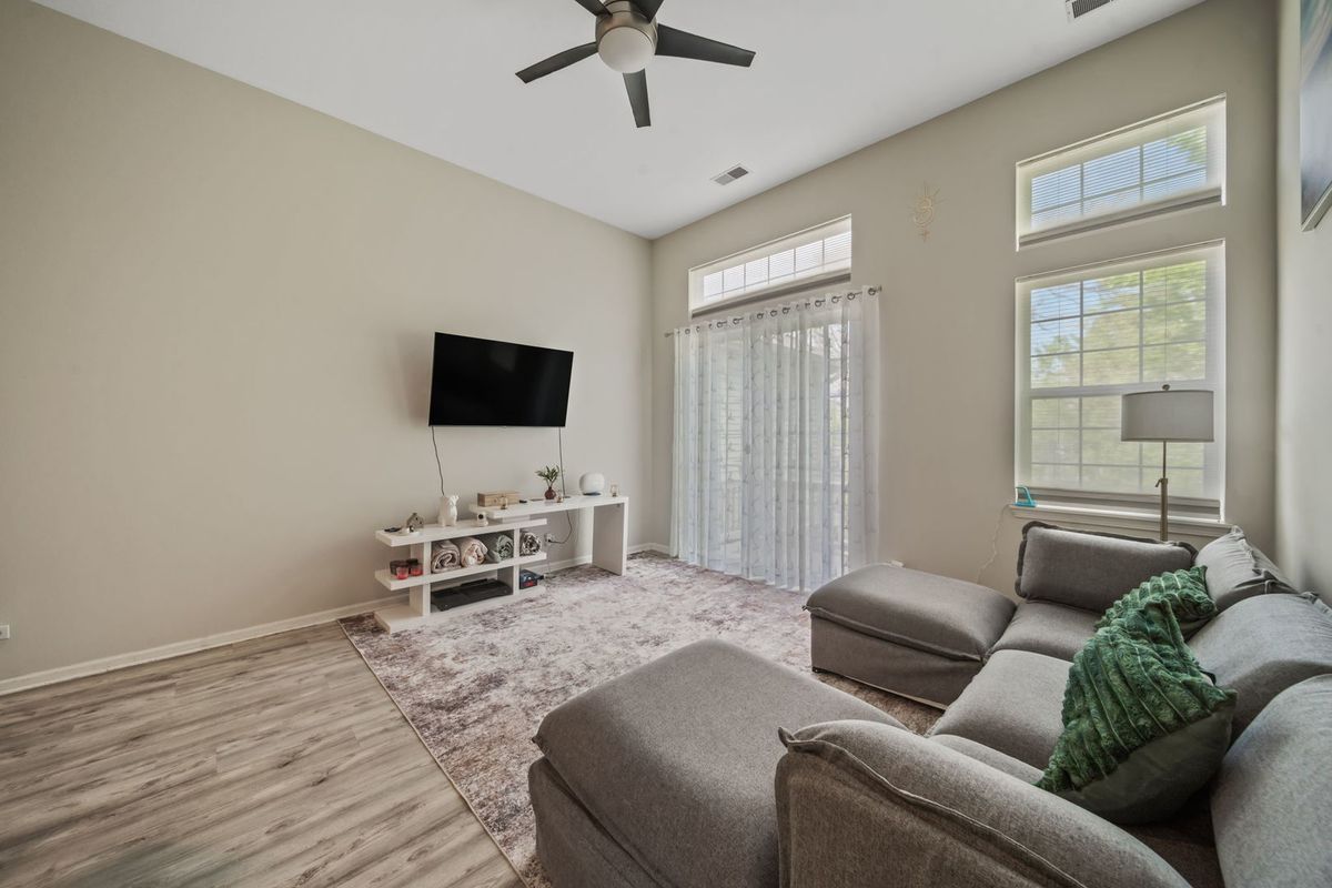 8132 Concord Lane #E, Justice, IL 60458