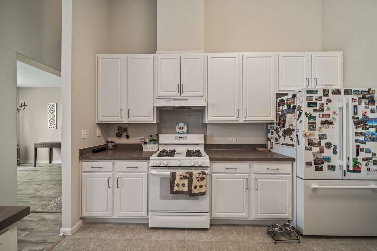 8132 Concord Lane #E, Justice, IL 60458