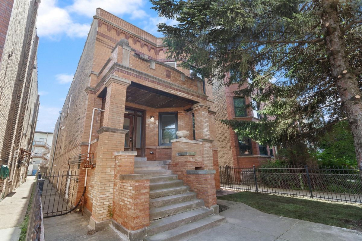 839 Rockwell Street, Chicago, IL 60622